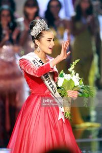 miss-usa-2012-olivia-culpo-waves-to-the-crowd-after-being-named-the-picture-id158627193.jpg