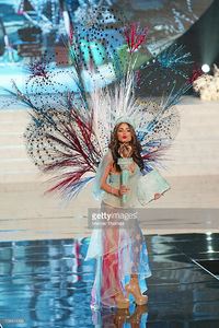 miss-usa-olivia-culpo-displays-her-national-costume-at-the-2012-miss-picture-id158424906.jpg