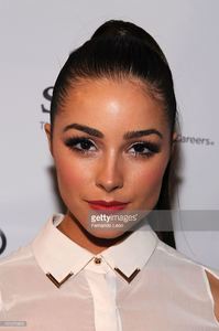 miss-usa-olivia-culpo-pose-backstage-at-the-supima-spring-2013-show-picture-id151375893.jpg