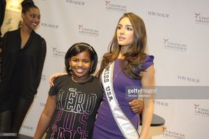miss-usa-olivia-culpo-poses-at-the-grand-opening-of-von-maur-on-10-picture-id156025192.jpg