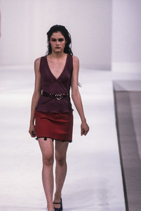 miu-miu-fw-1997-1.thumb.JPEG.1a10e20ef87a298cc54f4e2cece0e57d.JPEG