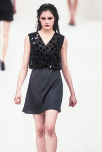 miu-miu-fw-1997-3.thumb.JPEG.8f36f08fcd158853db73c8aa510ef978.JPEG