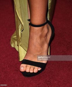 model-kara-del-toro-shoe-detail-arrives-at-the-premiere-of-saban-picture-id621001852.jpg