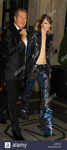 new-york-2nd-may-2016-mario-testino-and-edie-alamy_2.thumb.jpg.cd455027f1578b9fdd9e0aecd29e5dba.jpg