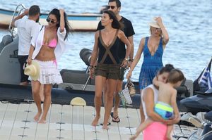 nicole-scherzinger-in-bikini-top-arrives-at-the-beach-in-mykonos-greece-07-01-2017-14.jpg