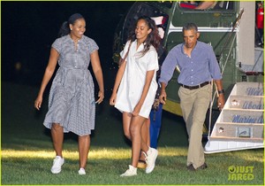 obama-family-arrives-home-summer-vacation-05.jpg