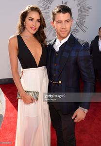 olivia-culpo-and-nick-jonas-attend-the-2014-mtv-video-music-awards-at-picture-id454096514.jpg
