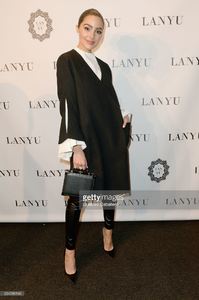 olivia-culpo-poses-backstage-for-the-lanyu-collection-during-new-york-picture-id634580146.jpg
