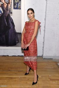olivia-culpo-posese-backstage-at-the-zac-posen-collection-during-new-picture-id635343076.jpg