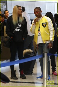 pharrell-williams-and-wife-helen-lasichanh-step-out-during-paris-fashion-week-02.jpg