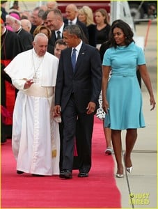 pope-francis-arrives-in-us-meets-the-obamas-01.jpg