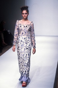 prada-ss-1997.thumb.jpg.2af101ee7b60cf91cc7b34346503fbfc.jpg