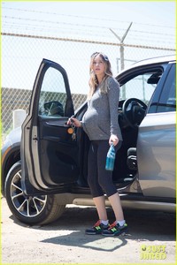 pregnant-whitney-port-growing-baby-bump-01.jpg