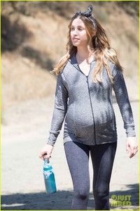 pregnant-whitney-port-growing-baby-bump-04.jpg