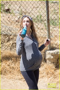 pregnant-whitney-port-growing-baby-bump-05.jpg