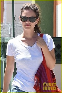 rachel-bilson-says-daughter-briar-already-loves-makeup-02.jpg