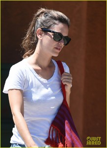 rachel-bilson-says-daughter-briar-already-loves-makeup-06.jpg