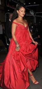 rihanna-arrives-at-the-st-martins-lane-hotel-in-london-07-24-2017-10.jpg