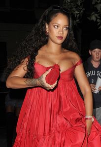 rihanna-arrives-at-the-st-martins-lane-hotel-in-london-07-24-2017-12.jpg