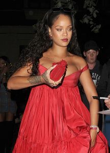 rihanna-arrives-at-the-st-martins-lane-hotel-in-london-07-24-2017-14.jpg