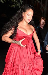 rihanna-arrives-at-the-st-martins-lane-hotel-in-london-07-24-2017-5.jpg