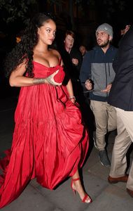 rihanna-arrives-at-the-st-martins-lane-hotel-in-london-07-24-2017-8.jpg