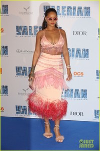 rihanna-beaded-babe-at-valerian-paris-premiere-01.jpg