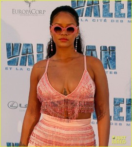 rihanna-beaded-babe-at-valerian-paris-premiere-07.jpg