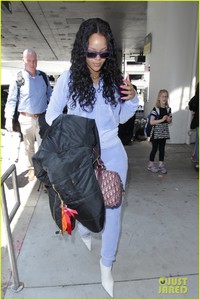 rihanna-is-pretty-in-purple-velour-tracksuit-at-lax-airport-01.jpg