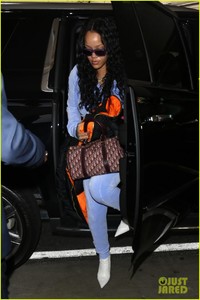 rihanna-is-pretty-in-purple-velour-tracksuit-at-lax-airport-03.jpg