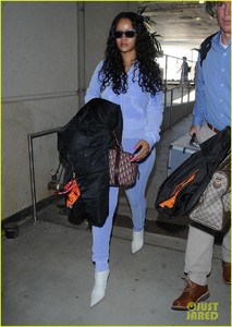 rihanna-is-pretty-in-purple-velour-tracksuit-at-lax-airport-06.jpg