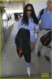 rihanna-is-pretty-in-purple-velour-tracksuit-at-lax-airport-08.jpg