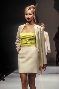 salvatore-ferragamo-ss-1995-4.thumb.jpg.d693cce149acee4fb6b1c50d9eebf550.jpg