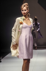 salvatore-ferragamo-ss-1995-6.thumb.jpg.944c9aad4c2b8400eccb0ab99833ed62.jpg