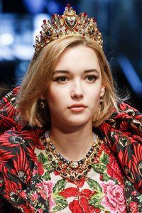 sarah-snyder-dolce-gabbana-show-runway-on-milan-fashion-week-february-2017-1.jpg