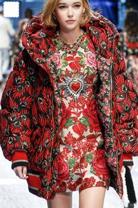 sarah-snyder-dolce-gabbana-show-runway-on-milan-fashion-week-february-2017-2.jpg