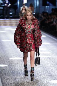 sarah-snyder-dolce-gabbana-show-runway-on-milan-fashion-week-february-2017-3.jpg