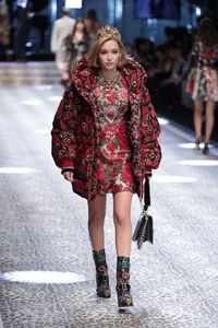 sarah-snyder-dolce-gabbana-show-runway-on-milan-fashion-week-february-2017-4.jpg