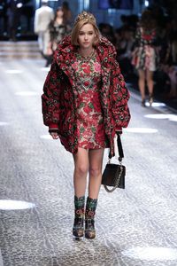 sarah-snyder-dolce-gabbana-show-runway-on-milan-fashion-week-february-2017-5.jpg