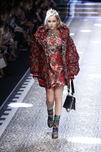 sarah-snyder-dolce-gabbana-show-runway-on-milan-fashion-week-february-2017-7.jpg