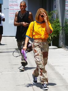 sofia-richie-street-style-leaves-crystal-store-in-la-07-19-2017-5.jpg