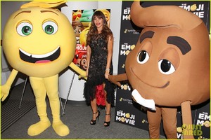 sofia-vergara-poses-with-poop-emoji-at-emoji-movie-screening-01.JPG