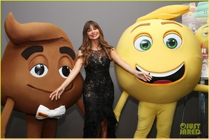 sofia-vergara-poses-with-poop-emoji-at-emoji-movie-screening-21.JPG