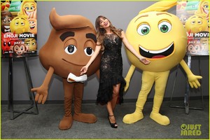 sofia-vergara-poses-with-poop-emoji-at-emoji-movie-screening-22.JPG