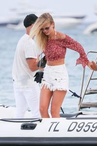 taylor-hill-daphne-groeneveld-arrive-at-the-club-55-beach-in-saint-tropez-07-23-2017-27.jpg