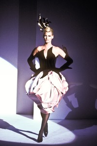 thierry-mugler-fw-1995-1.thumb.jpg.6a058561b2e2d048ee7c23423db4bc12.jpg