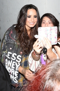 tn-demi-lovato-with-fans-break-room-86-la-10-jul-17-11.jpg