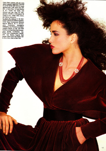 uk_vogue_dec_1982_15.thumb.jpg.066f56dbaee4de7aa76eaf1e4fd139d7.jpg