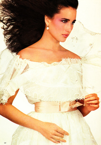 uk_vogue_dec_1982_16.thumb.jpg.5f8159be930f4d917ad1e7439030a67f.jpg