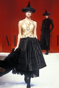 valentino-hc-aw-1993-2.thumb.png.461140734bd2759d52b8c6810e4761fc.png